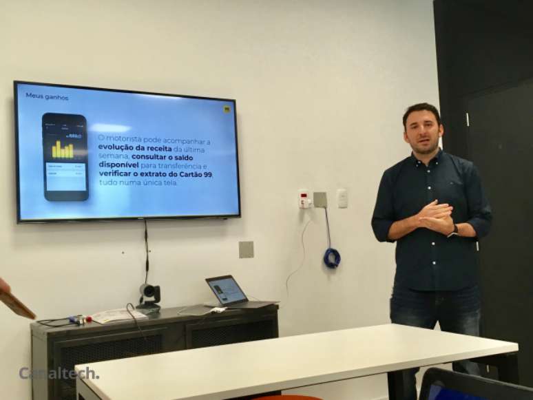 Jo&atilde;o Costa, head de produtos da 99, anuncia novidades no app para motoristas (Foto:Canaltech)
