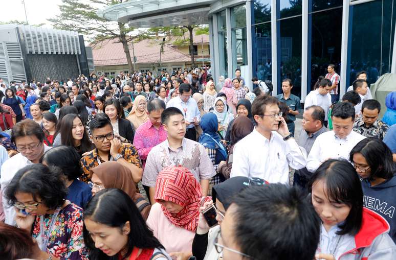 Pessoas deixam edif&iacute;cio em Jacarta ap&oacute;s terremoto 23/01/2018 REUTERS/Darren Whiteside