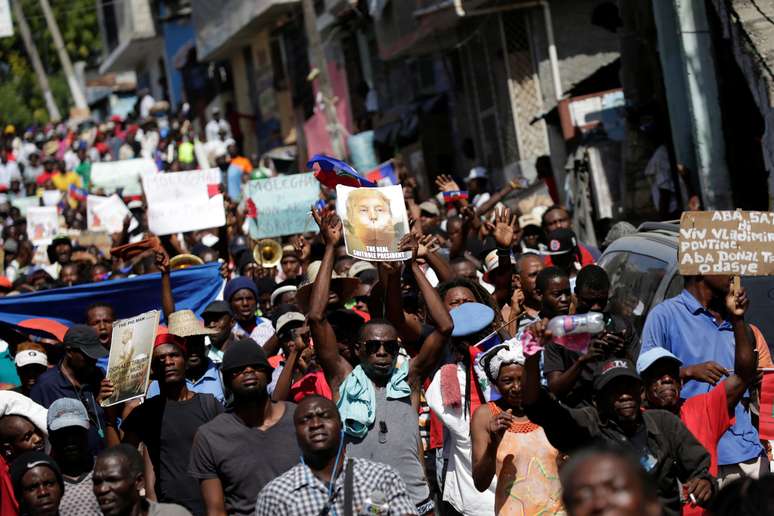 Manifestantes haitiano protestem em Porto Príncipe contra presidente dos EUA, Donald Trump 22/01/2018 REUTERS/Andres Martinez Casares