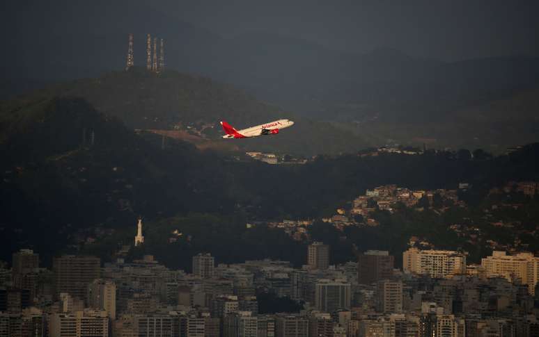 Avião decola do Aeroporto Santos Dumont, no Rio de Janeiro 09/01/2018 REUTERS/Pilar Olivares