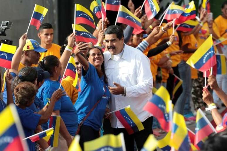 Maduro posa com simpatizante durante evento em Caracas
 19/1/2018   Divulgação