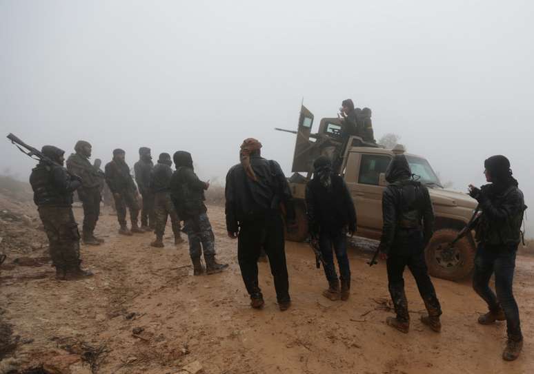Combatentes apoiados pela Turquia se posicionam perto de Mount Barsaya, nordeste de Afrin  
23/1/2018    REUTERS/Khalil Ashawi