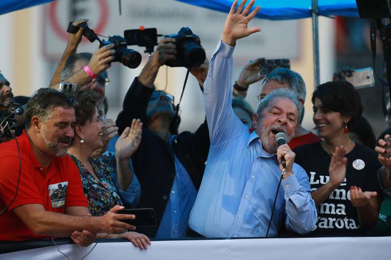 O ex-presidente Luiz Inácio Lula da Silva discursa ao lado da ex-presidente Dilma Rousseff, em manifestação, em Porto Alegre
23/01/2018
REUTERS/Diego Vara