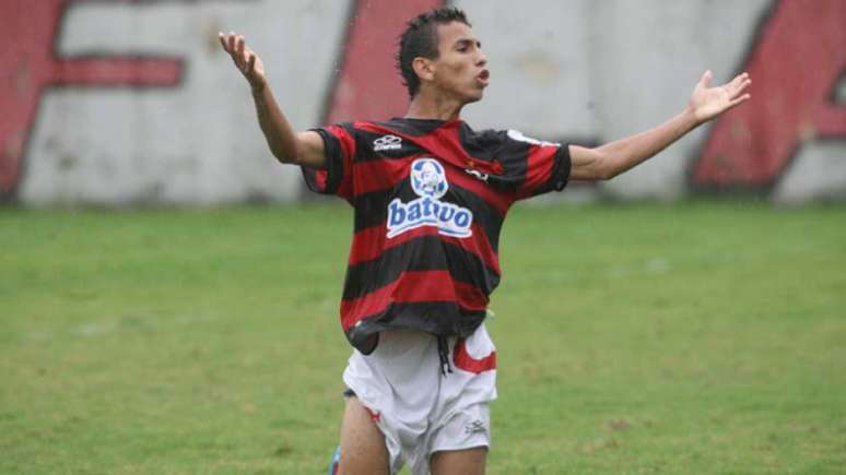 Rafinha chegou na base do Flamengo por meio de uma parceria com o CFZ, o time de Zico. O meia-atacante, campeão da Copinha em 2011, subiu para o profissional em 2013 e, após um gol contra o Vasco, caiu nas graças da torcida. Rafinha fechou recentemente com o Avaí, mas já defendeu o Bahia, Atlético-GO, Metropolitano e também tem passagens pela Tailândia e Coréia do Sul