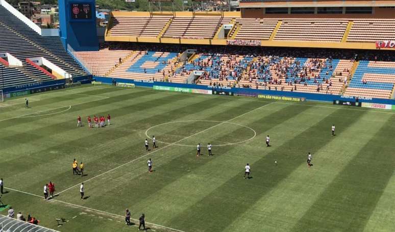 Com o gramado seco, o jogo pode ser reiniciado nesta terça na Arena Barueri (Foto: Divulgação/Internacional)