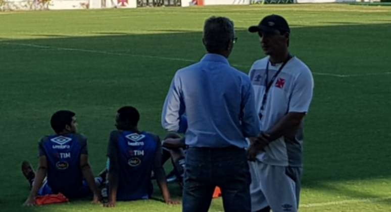 Alexandre Campello com Zé Ricardo no treino desta terça-feira em São Januário. Confira a seguir a galeria LANCE!