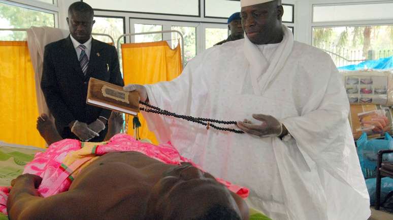 Yahya Jammeh entoava preces do Corão como parte do tratamento que inventou contra a Aids