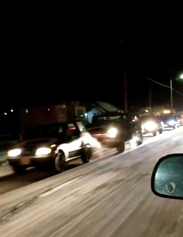 Carros são vistos durante evacuação após alerta de tsunami na localidade de Kodiak, no Alasca