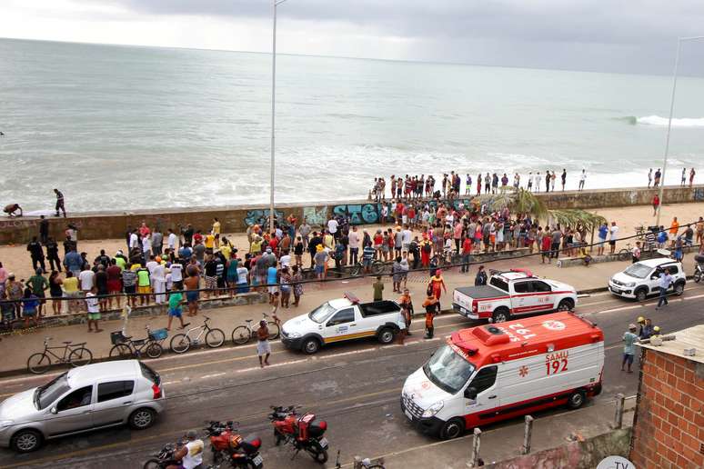 Helicóptero da Globo Nordeste cai na Praia do Pina, zona sul do Recife (PE).