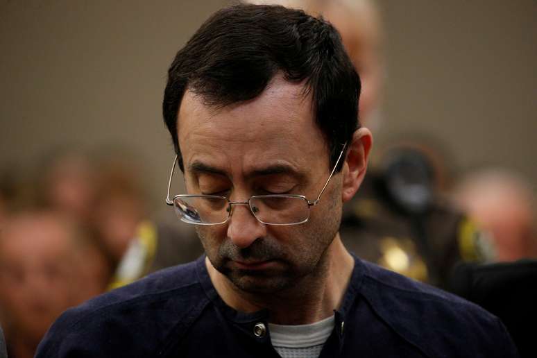 Larry Nassar ouve senten&ccedil;a de pris&atilde;o em Lansing
 24/1/2018    REUTERS/Brendan McDermid