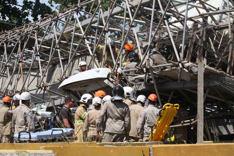 Passarela cai e deixa dois feridos na Avenida Brasil, na altura da entrada para a Rodovia Washington Lu&iacute;s, Cidade Alta, zona norte do Rio de Janeiro (RJ), nesta quarta-feira (24). 