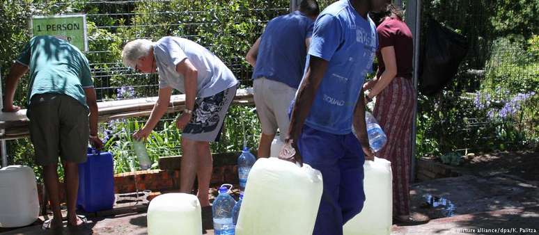 Quando chegar o chamado "dia zero", moradores terão que fazer fila para receber galões de água