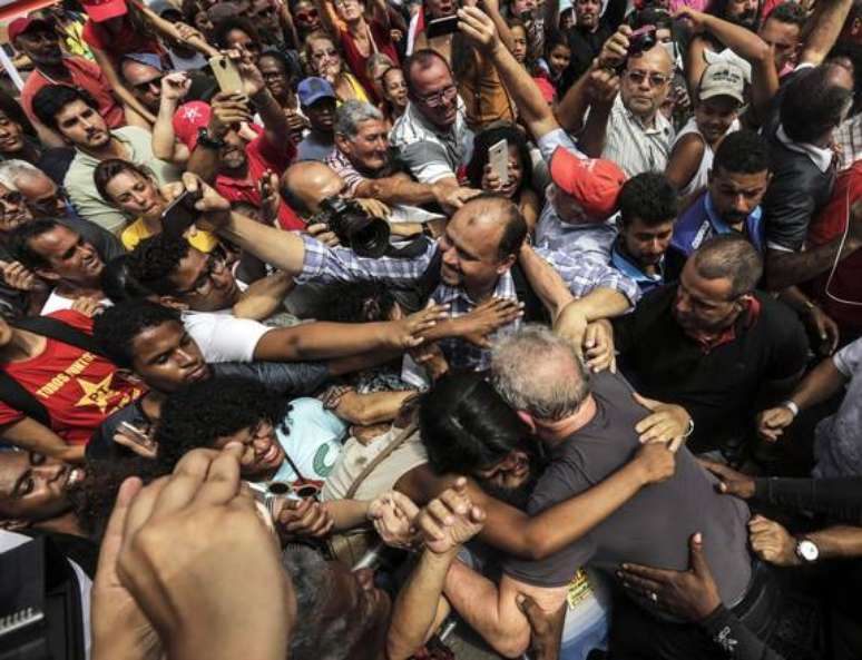 Lula é abraçado por manifestantes em Duque de Caxias, no Rio de Janeiro, em dezembro de 2017