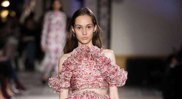 Designer italiano Giambattista Valli chamou atenção em Paris