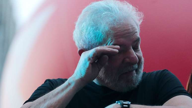 A defesa de Lula critica a tese de Moro, endossada pelos juízes do TRF-4, de que não seria preciso ato de ofício para configurar delito