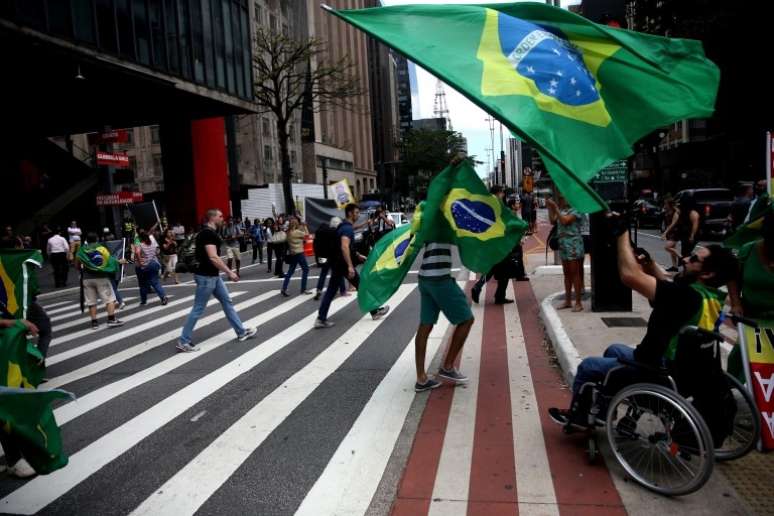 Manifestantes bloquearam uma faixa da Avenida Paulista