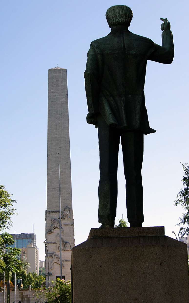 Estátua de Ibrahim de Almeida, nobre combatente e orador, aponta para o Obelisco e louva os heróis da Revolução de 32.