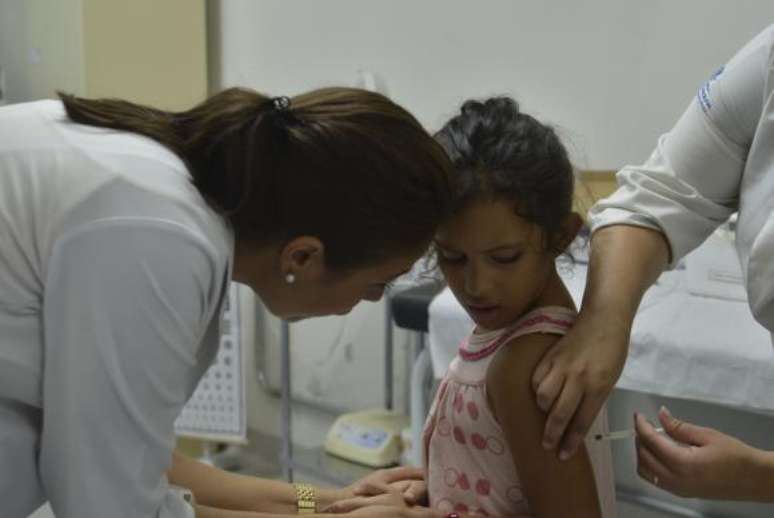 Menina é vacinada contra febre amarela na UBS Gleba do Pêssego, em Itaquera 