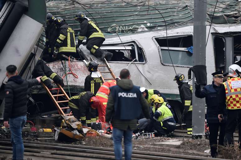Bombeiros e policiais trabalham após descarrilamento de trem perto de Milão, na Itália 25/01/2018 REUTERS/Stringer