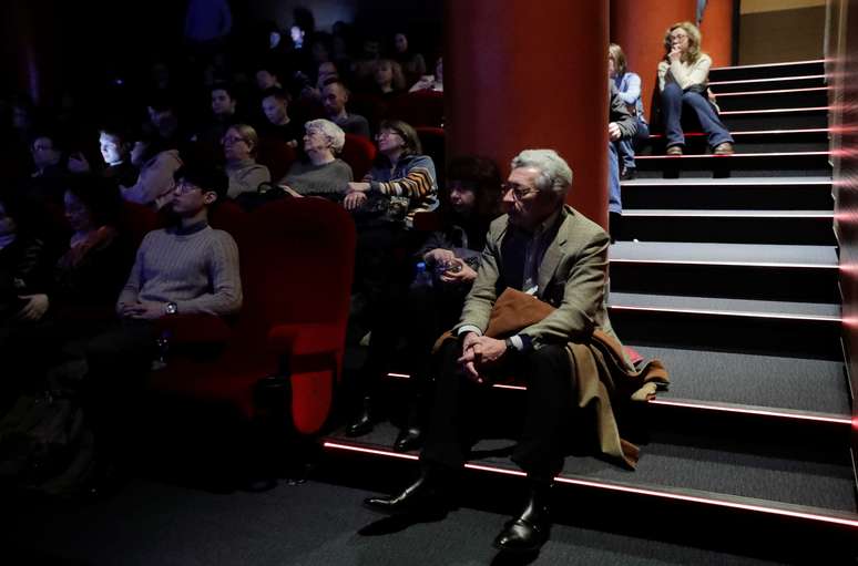 Pessoas assistem a filme sobre Stalin em Moscou
 25/1/2018   REUTERS/Tatyana Makeyeva