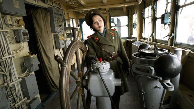 Guias vestidos com trajes militares conduzem os tours pelo USS Pueblo em Pyongyang