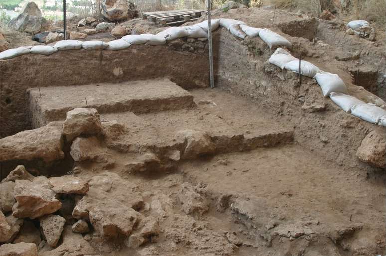 Os pesquisadores encontraram sedimentos de cinzas de fogueiras, montadas repetidamente ao longo da duradoura ocupação da caverna | Foto: Mina Weinstein-Evron, Haifa Uni