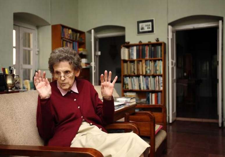 Elizabeth Hawley, ex-jornalista e cronista de alpinismo, durante entrevista em Katmandu, no Nepal 05/05/2011 REUTERS/Navesh Chitrakar