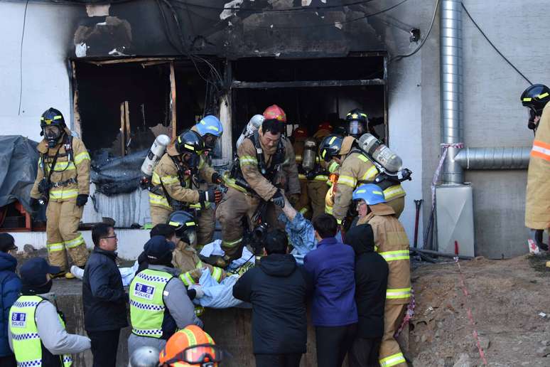 Bombeiros resgatam feridos de hospital incendiado, na Coreia do Sul.