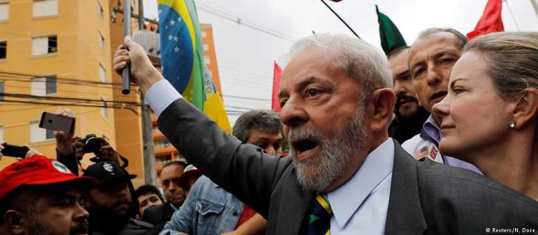 Lula em comício: lei sancionada pelo próprio ex-presidente pode tirá-lo do páreo