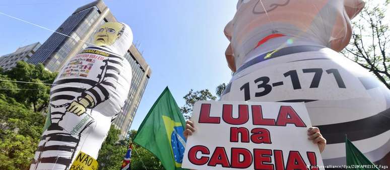 Manifestantes pedem prisão de Lula em protesto em outubro de 2016, na Avenida Paulista