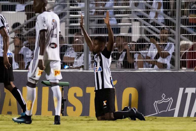 Rodrygo comemora primeiro gol como profissional ajoelhado (FOTO: Ivan Storti / Santos FC)