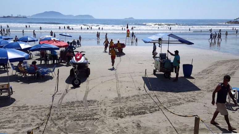 Bombeiros param reportagem para fazer resgate em praia vizinha em Guaruj&aacute; | Foto: Felipe Souza