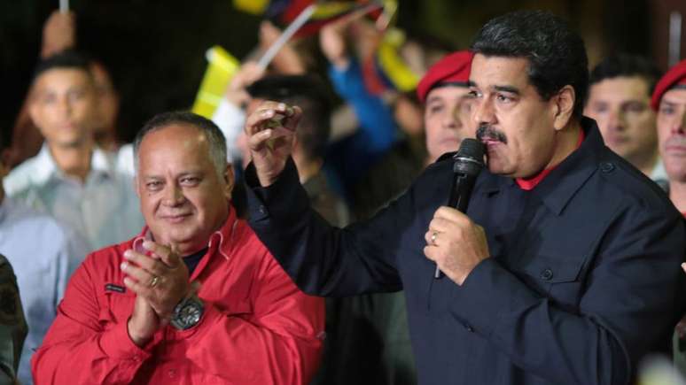 Diosdado Cabello (à esq.), considerado o número 2 do chavismo, disse que o presidente venezuelano Nicolás Maduro será o candidato à reeleição do PSUV