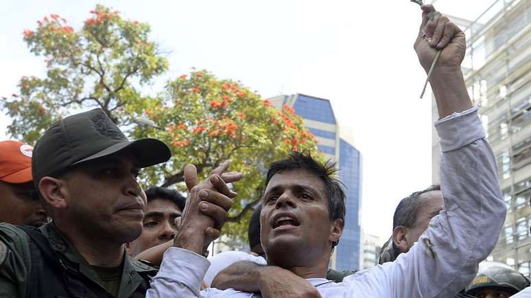 Leopoldo López, um dos dirigentes mais populares da oposição, está preso há quatro anos e não poderá concorrer