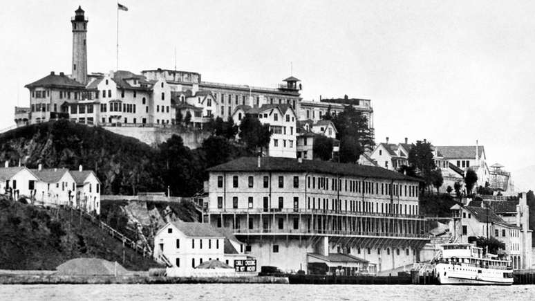 Imagem da penitenciária de Alcatraz nos anos 30, quando era a principal prisão de segurança máxima nos Estados Unidos