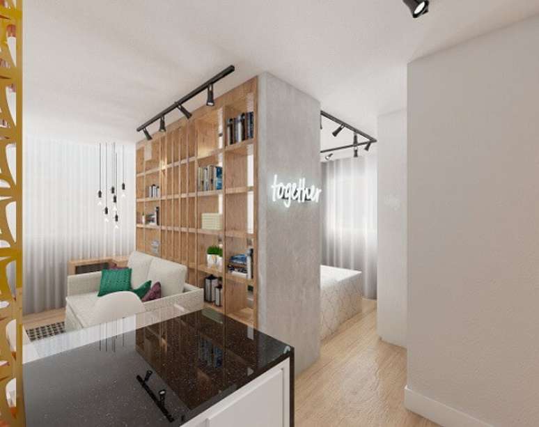 13. Em uma casa pequena, os ambientes podem ser integrados tamb&eacute;m com uma prateleira vazada. Projeto de Jessica Campos