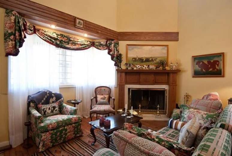 27. No projeto de Carolina Danieli, a casa de campo tem uma mistura de estampas que cria um ambiente agrad&aacute;vel