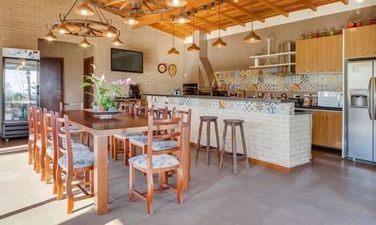 10. Projetos de casas de campo em tons terrosos com pendentes e lustre. Projeto de Juliana Lahoz