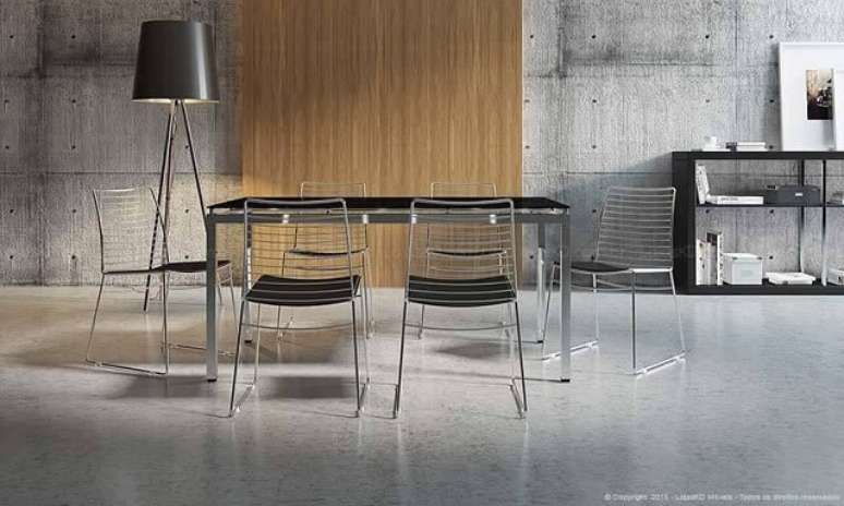 37. As cadeiras de aço e os tons de cinza ficaram ótimos no projeto de casa moderna da Lojas KD