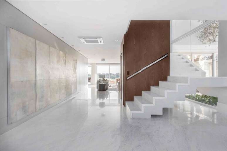 16. E que tal projetos de casas modernas com linhas retas e cores claras? Projeto de Lidia Maciel