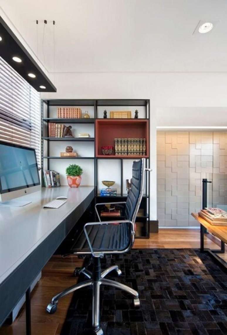 30. Casas modernas t&ecirc;m tamb&eacute;m predom&iacute;nio de linhas retas na parte interna. Projeto de Elmor Arquitetura