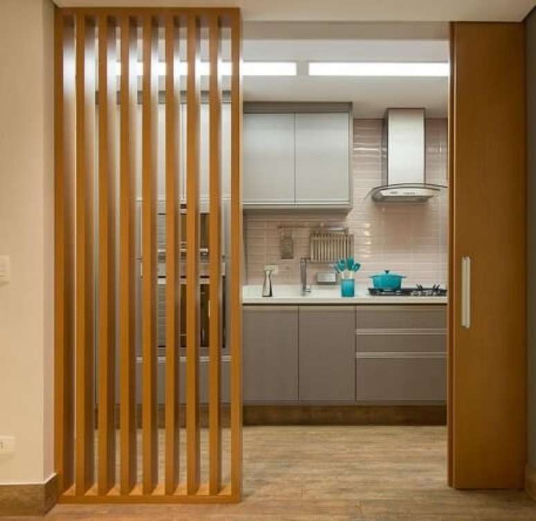 19. A integra&ccedil;&atilde;o tamb&eacute;m pode ser feita por divis&oacute;rias vazadas. Projeto de Madi Arquitetura