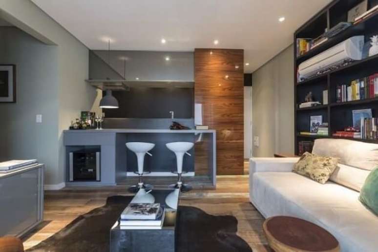 5. Na cozinha americana de Mauricio Karam, as banquetas podem ser guardadas embaixo da bancada