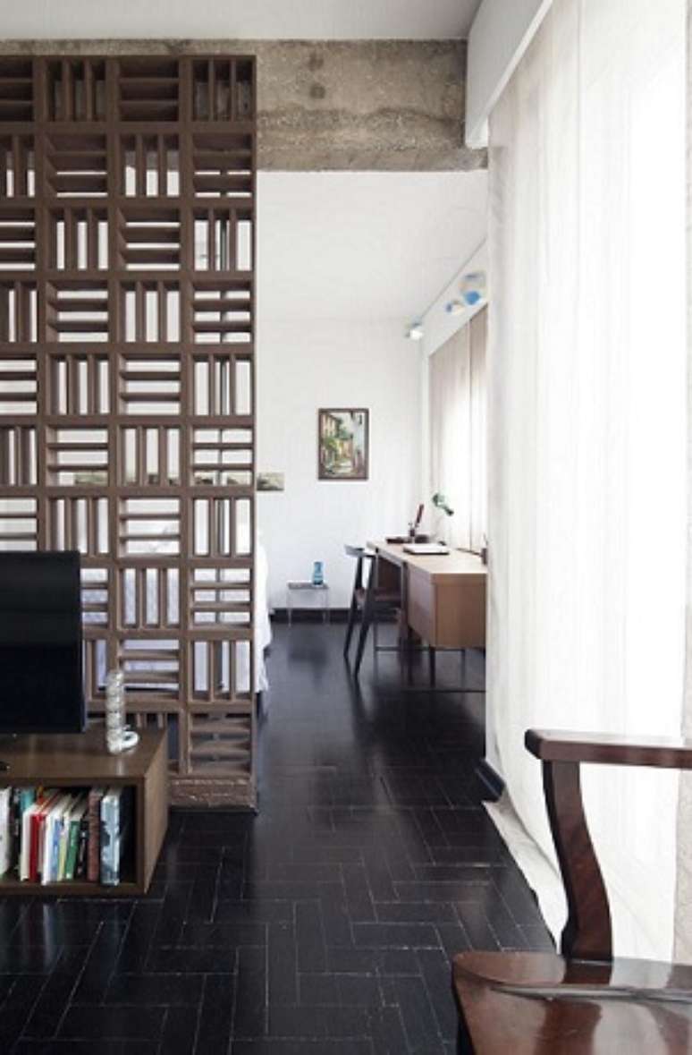 4. Em projetos de casas pequenas, a divis&oacute;ria de ambientes pode ser uma boa sa&iacute;da para integrar espa&ccedil;os parcialmente. Projeto de Filipe Ramos