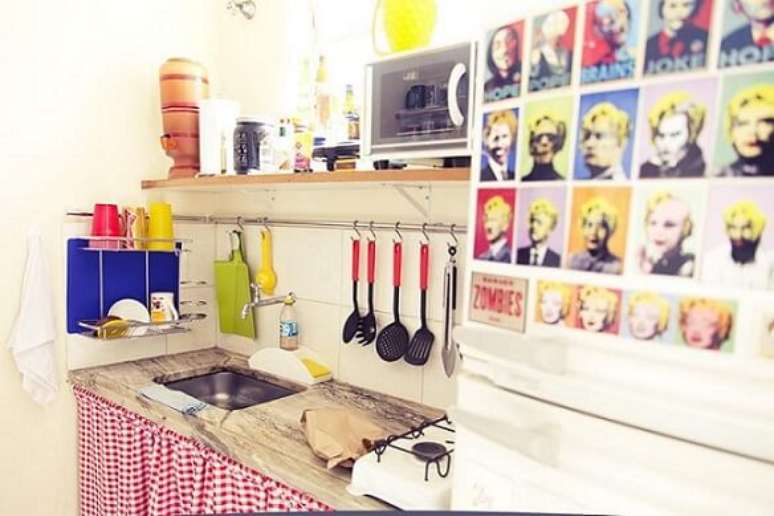 33. Da mesma forma, um suporte para pendurar utens&iacute;lios tamb&eacute;m ajudam muito os projetos de casas pequenas. Projeto de Casa Aberta