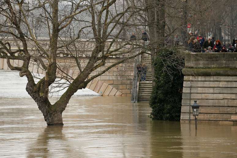 Parque às margens do Rio Sena fica inundado com a cheia do rio.