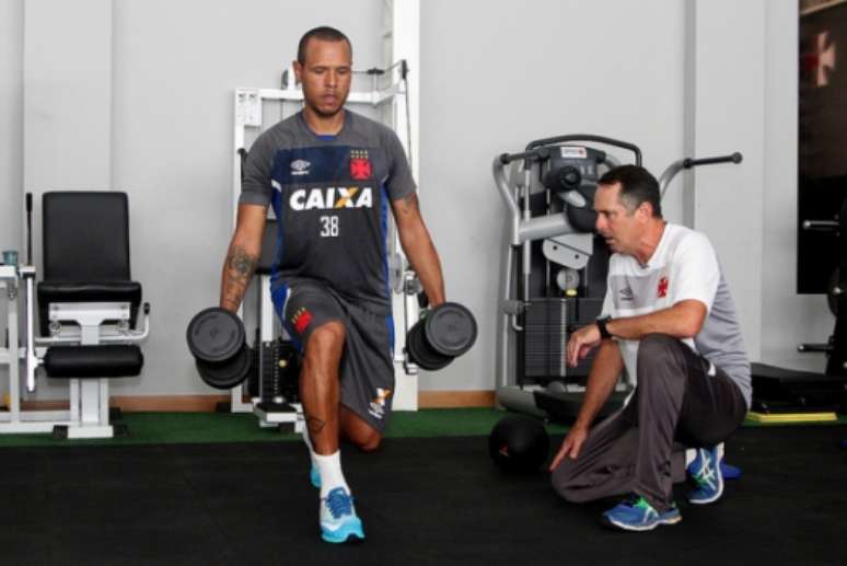 Luis Fabiano está fora de combate e pode estar de saída do Vasco