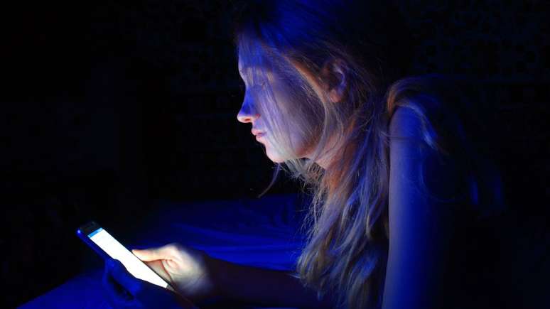 Um dos fatores externos que atrapalham a qualidade do sono &eacute; o uso de celular antes de dormir