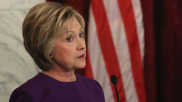 Hillary Clinton fez um discurso dizendo que as not&iacute;cias falsas prejudicaram sua campanha &agrave; presid&ecirc;ncia dos EUA, antes que Trump passasse a usar o termo