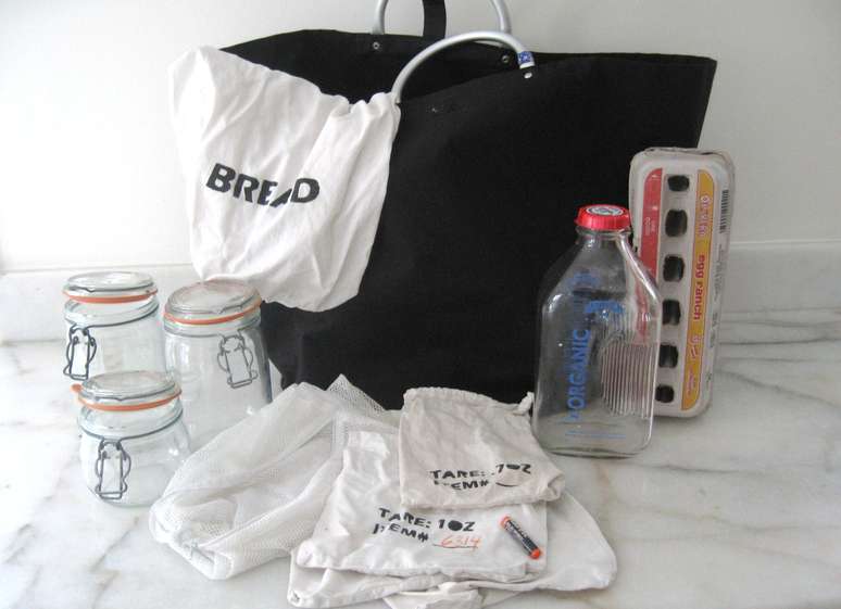 Kit da família para fazer compras sem levar embalagens para casa inclui bolsa de pano, sacos de tecido, potes de vidro, garrafa de vidro e caixa de ovos vazia | Foto: Arquivo Pessoal